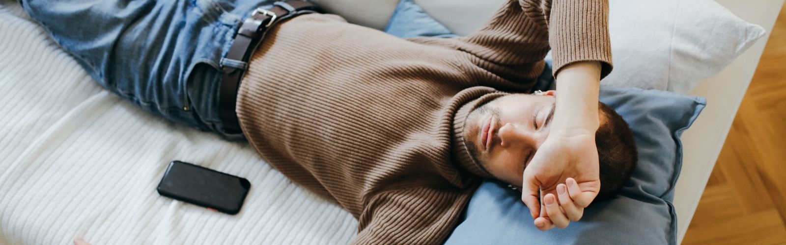 Melatonin und Einschlafen: Warum Licht, Timing und die innere Uhr entscheidend sind