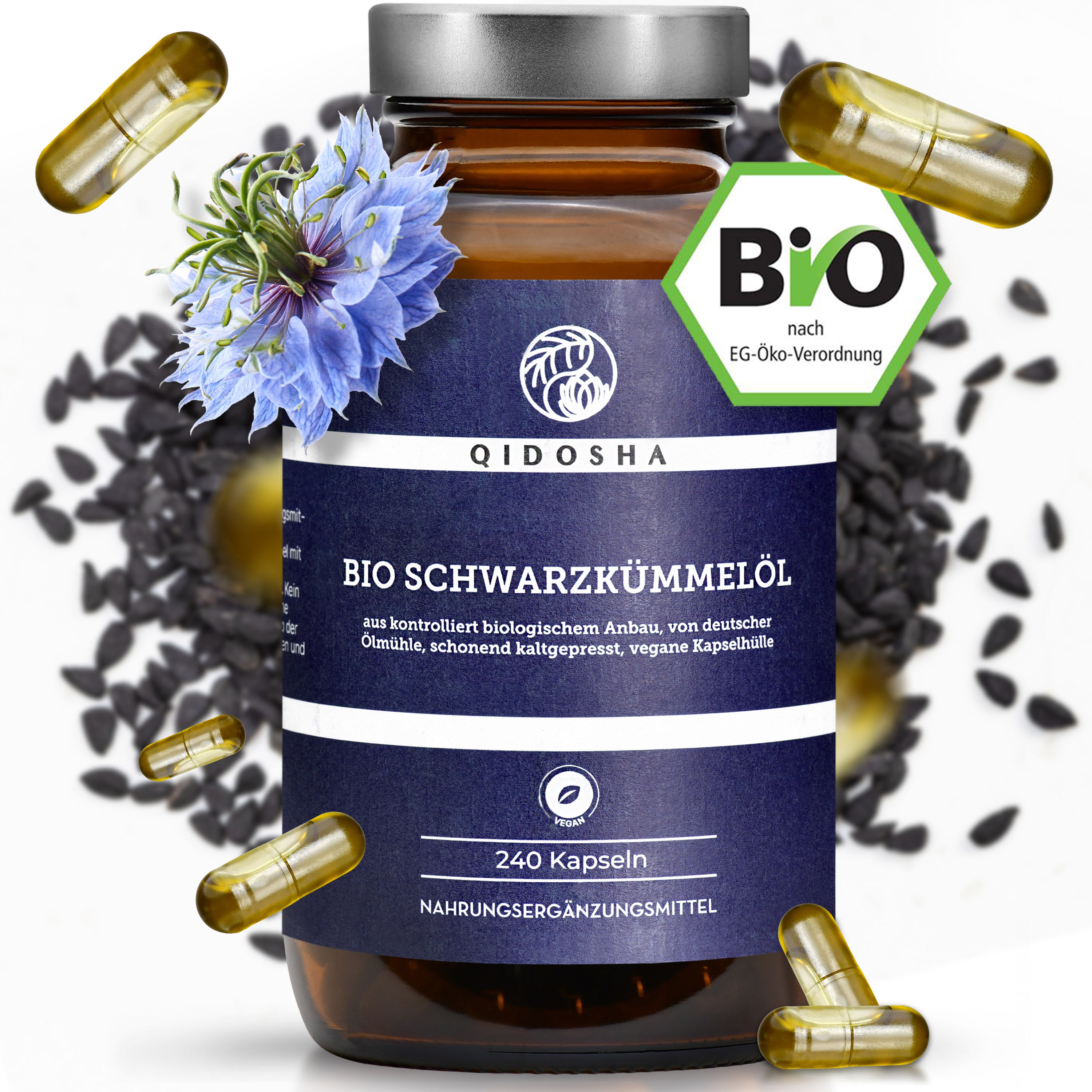Bio Schwarzkümmelöl im braunen Glas mit silbernem Deckel, umgeben von veganen Softgel-Kapseln, Schwarzkümmelsamen und Nigella-Blume. Hergestellt aus kaltgepresstem, biozertifiziertem Öl. Premiumqualität, laborgeprüft.