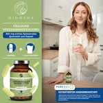 Liposomales Quercetin mit PureWay™ Q: Premium-Nahrungsergänzung, 120 Kapseln, nachhaltiges Glas, hohe Bioverfügbarkeit, ohne Füllstoffe. Frau mit Wasser in Küche.